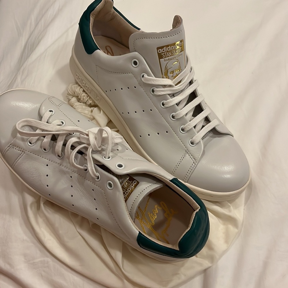 Adidas NEW never been worn Stan Smith